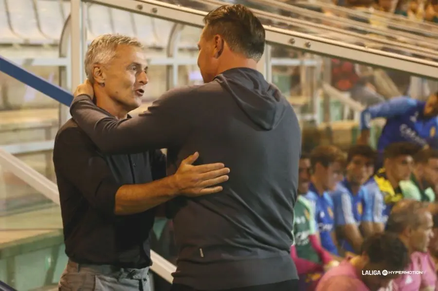 Escrib&aacute; minutos antes del inicio del partido contra El Ferrol saluda al entrenador rival. Foto: LaLiga