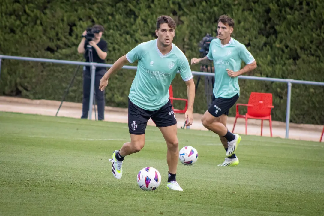 Javi Mart&iacute;nez en un entrenamiento de la SD Huesca de la temporada 23/24