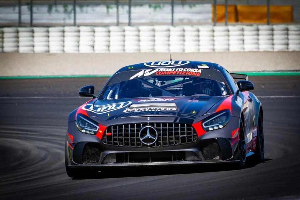 Guillermo Aso pilotar&aacute; el espectacular Mercedes sobre el asfalto del Circuit de Catalunya en la elite del GT4. Foto: Juanjo Avi&ntilde;o