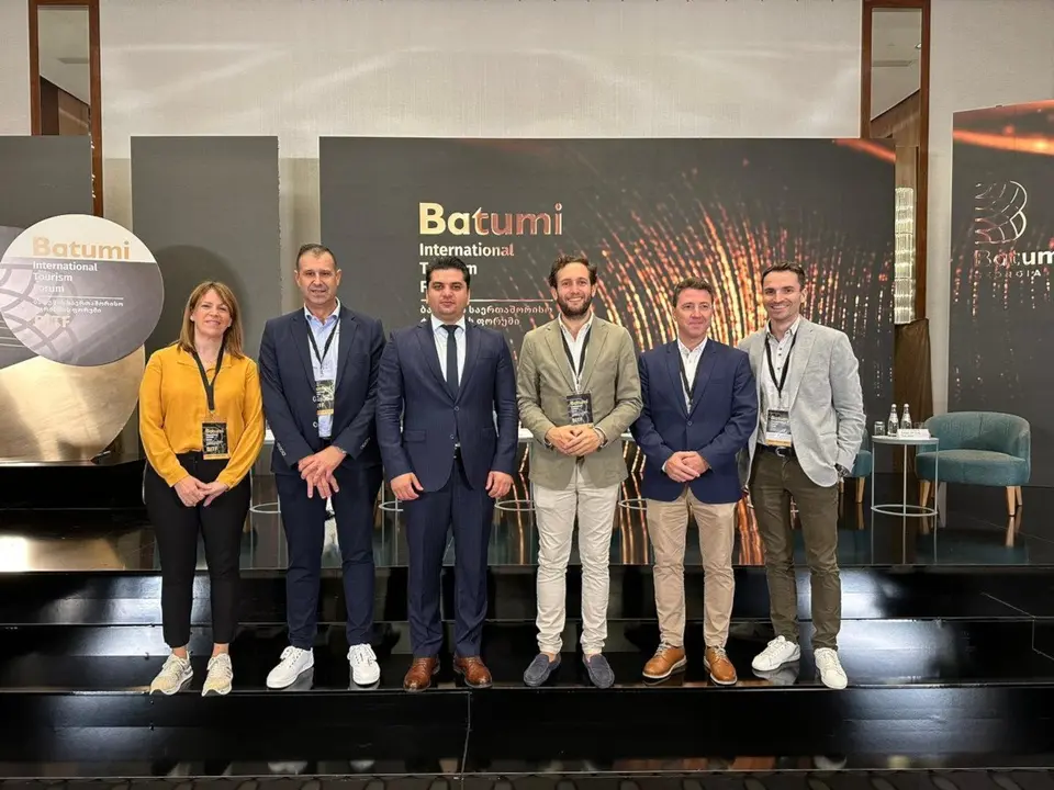El presidente de la DPH, posa orgulloso con el premio a una provincia que tiene todo para el turismo de aventura. Foto: Cedida
