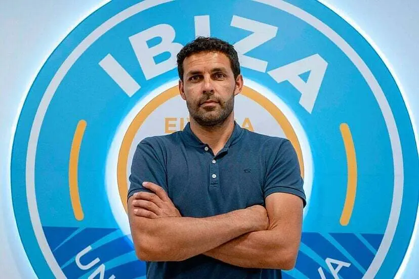 Javi Baraja posa con el escudo del Ibiza