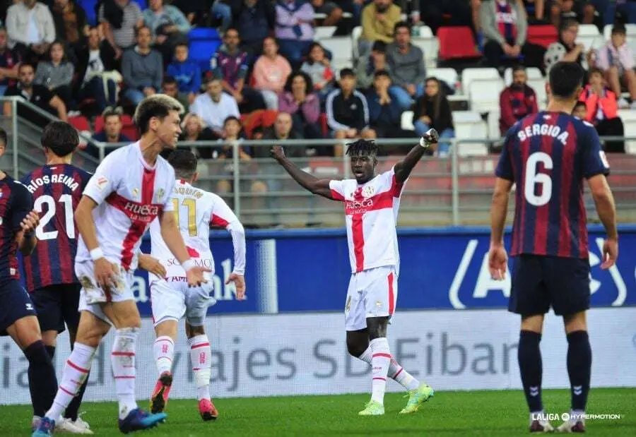 Obeng celebra el gol en propia puerta del Eibar con el que ell Huesca abri&oacute; el marcador. Foto: LaLiga