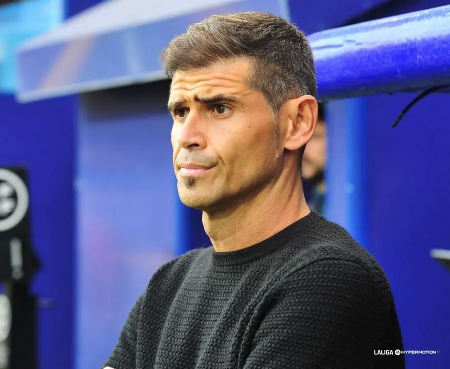 Hidalgo, entrenador del Huesca, atento en los primeros compases de su equipo contra el Eibar. Foto: LaLiga
