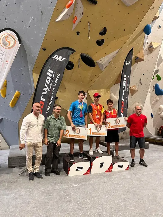 Eloi Lorente en el principal caj&oacute;n del podio del Campeonato de Espa&ntilde;a de dificultad sub 18. Foto: FAM