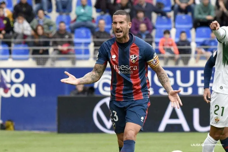 &Oacute;scar Sielva, con el brazalete de capit&aacute;n, protesta una decisi&oacute;n del &aacute;rbitro en el partido disputado en El Alcoraz contra el Elche. Foto: LaLiga