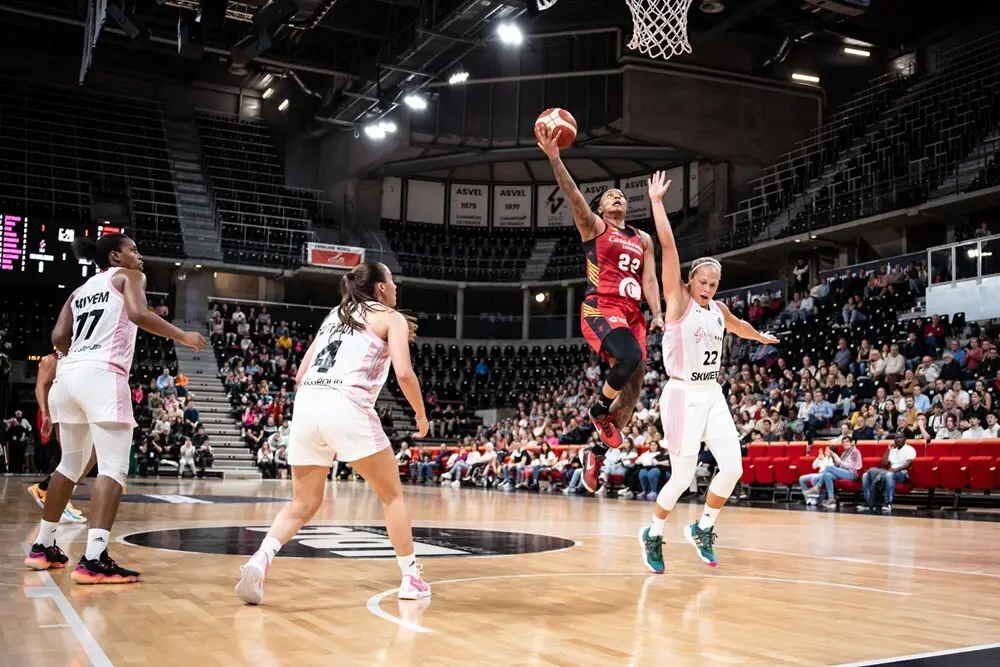 Tanaya Atkinson realiza una entrada | Foto: FIBA