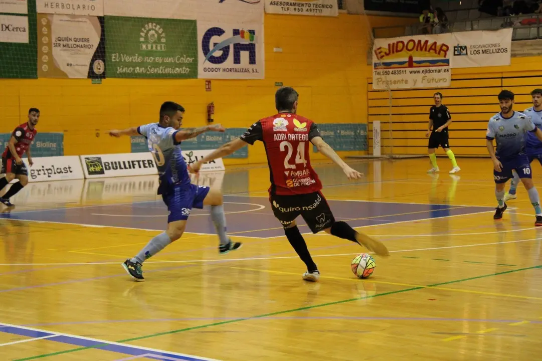 Adri Ortego intenta un remate 
