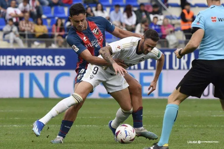 Rub&eacute;n Pulido pelea el esf&eacute;rico con Higinio en el Huesca-Albacete. Foto: La Liga