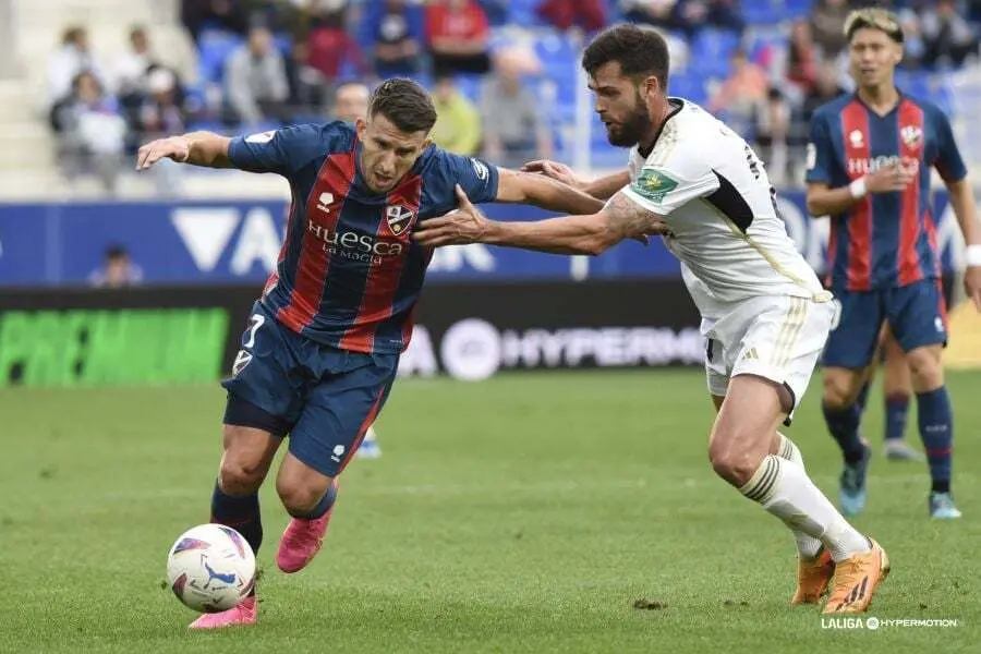 Valent&iacute;n en una jugada del Huesca Albacete disputado en El Alcoraz
