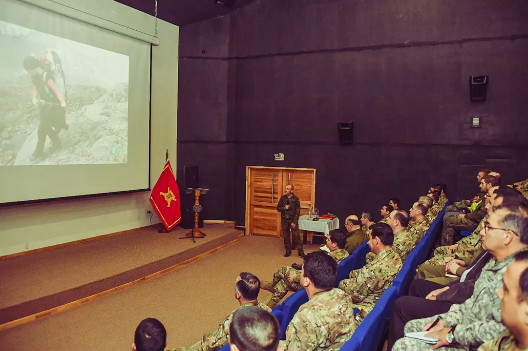 El coronel Ayura imparte una conferencia con militares chilenos. Foto: GMAM