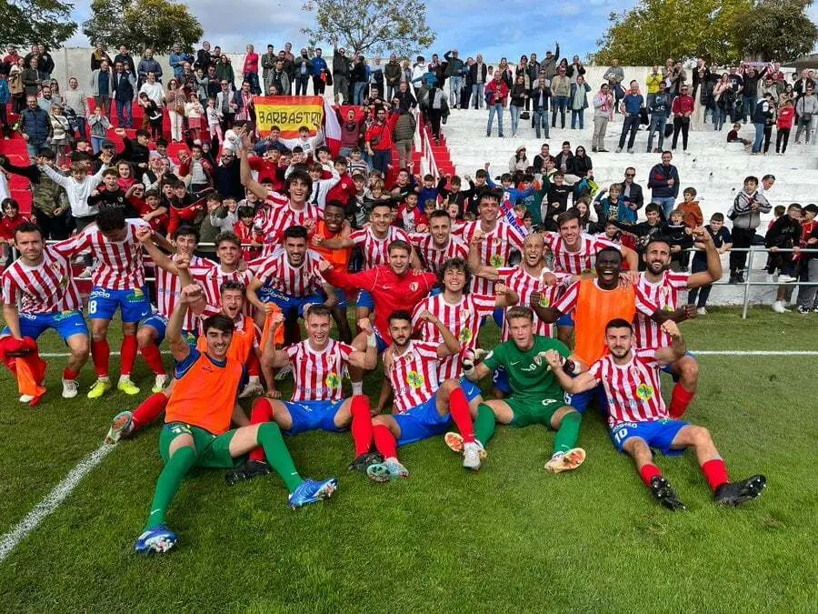 Los jugadores del Barbastro con aficionados tras eliminar a la Ponferradina. Foto: X Barbastro