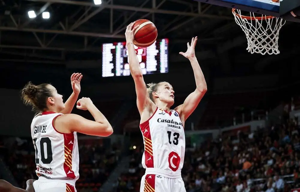Fiebich se hace con un rebote ante la presencia de Gulbe | Foto: FIBA