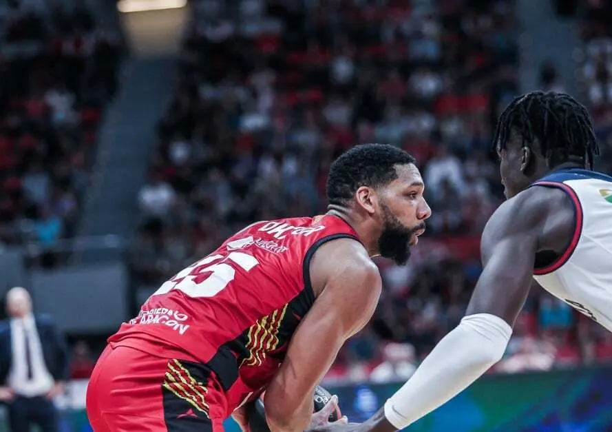 Jahlil Okafor, en el partido ante Baskonia | Foto: Esther Casas
