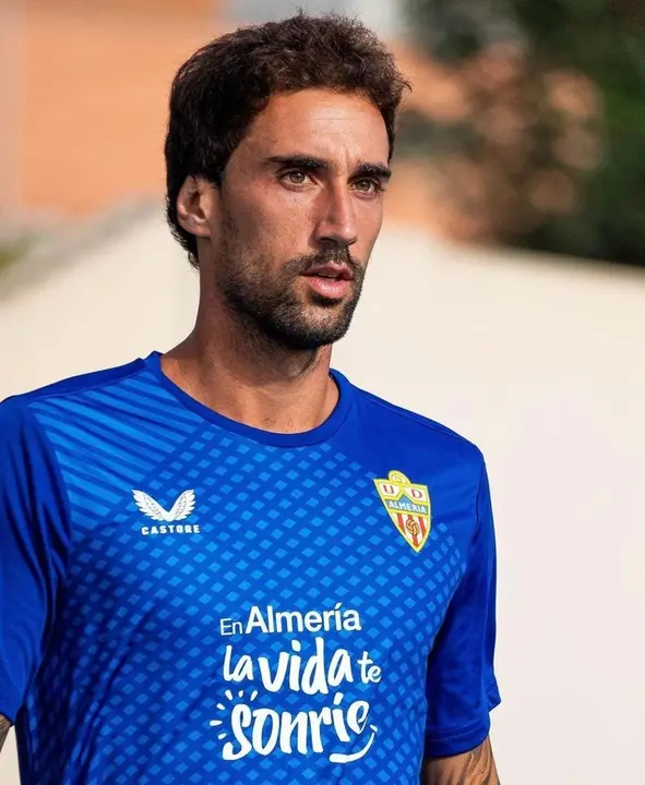 &Iacute;&ntilde;igo Eguaras con el Almer&iacute;a en una foto de sus redes sociales