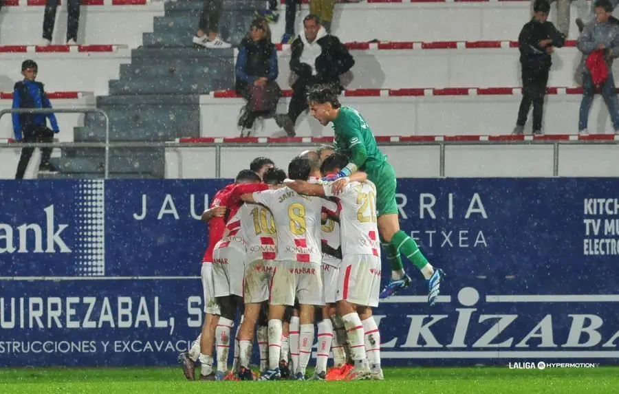 La plantilla del Huesca hizo pi&ntilde;a tras el gol de Obeng que da tres puntos de oro ante el Amorebieta. Foto: LaLiga