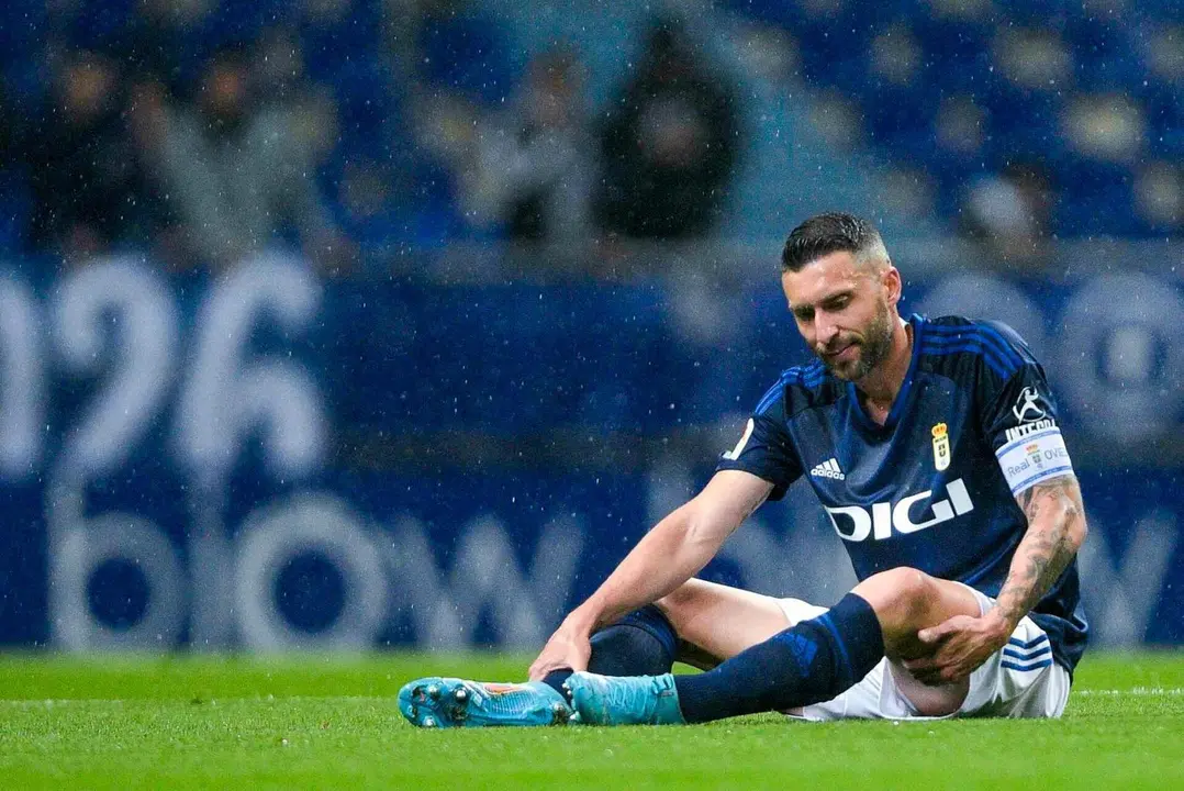 Borja Bast&oacute;n siempre es protagonista en los duelos ante el Real Zaragoza | Foto: Real Oviedo