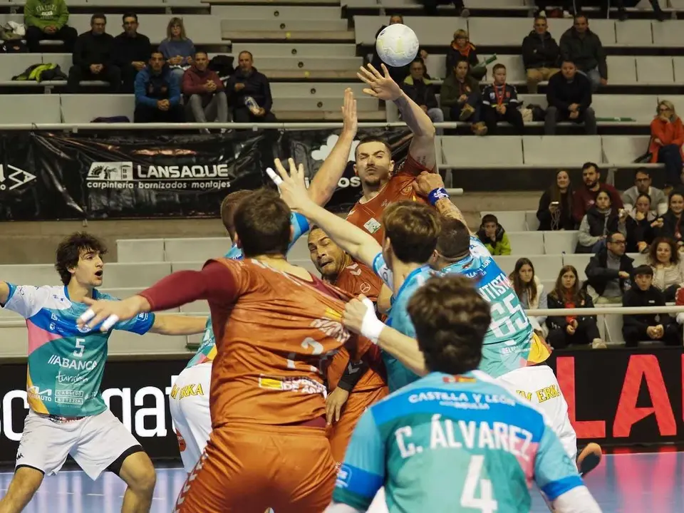 Bada Huesca y Le&oacute;n suelen firmar partidos de gran intensidad. En la imagen, una jugada de la pasada temporada en el Palacio. Foto: C.Pascual