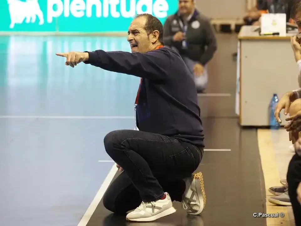 Nolasco imparte &oacute;rdenes a sus jugadores en el partido contra Le&oacute;n. Foto: C.Pascual