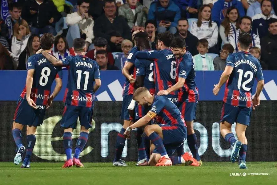 Los jugadores del Huesca celebran el gol de Obeng al Real Zaragoza que adelant&oacute; al Huesca en La Romareda. Foto: LaLiga