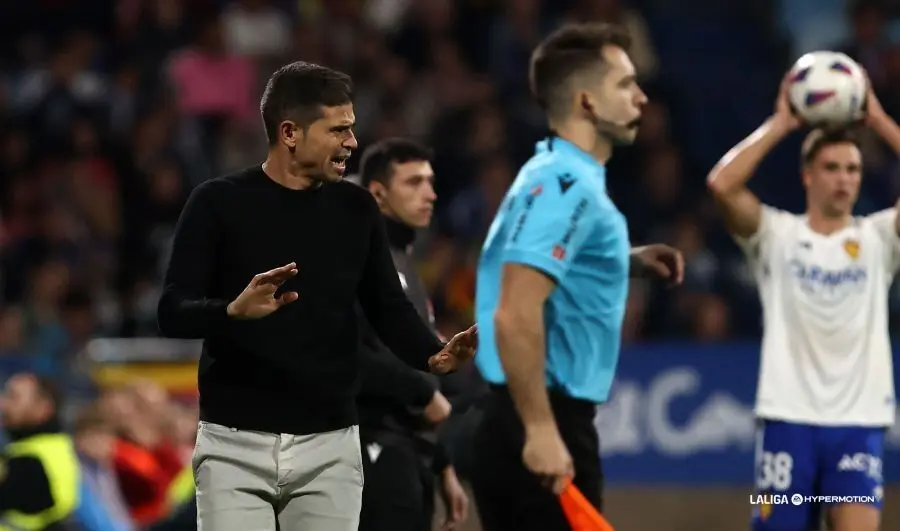 Hidalgo, en la imagen, atento a sus jugadores en el Real Zaragoza Huesca. Foto: LaLiga