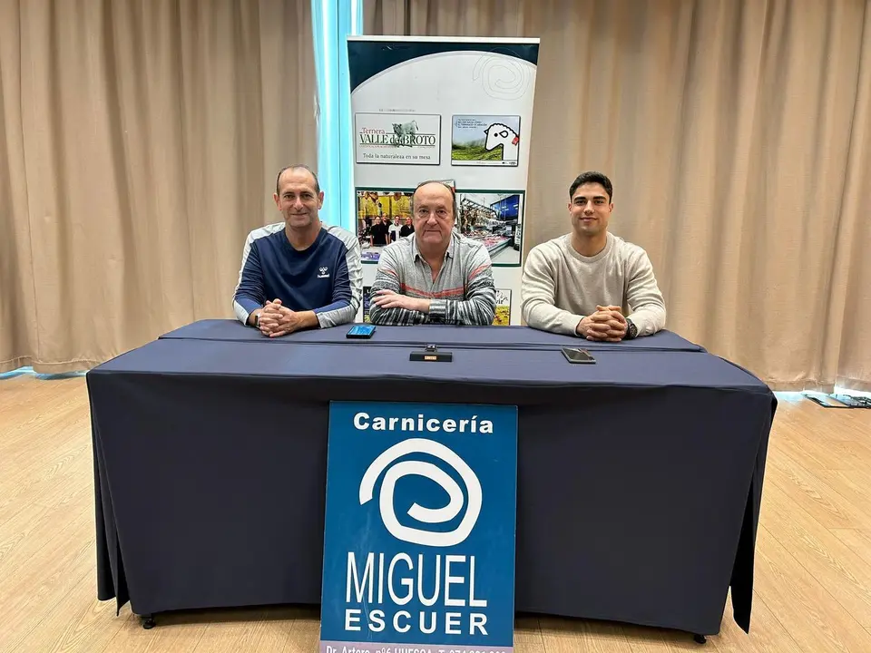 Miguel Escuer, entre Nolasco e Ignacio Su&aacute;rez, es un apoyo constante para el BM Huesca. Foto: BM Huesca