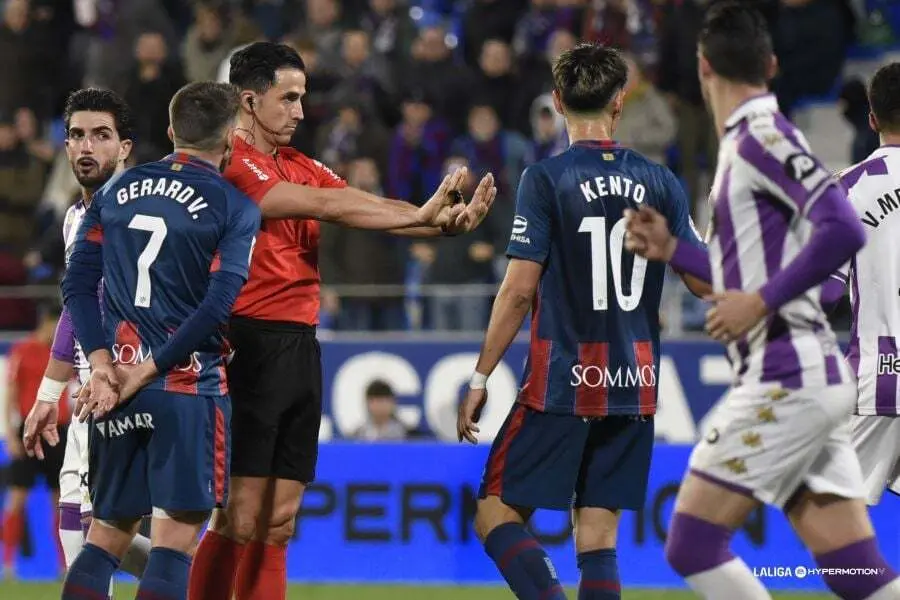 Ais Reig, firme en su decisi&oacute;n, volvi&oacute; a soliviantar a la parroquia azulgrana con el penalti que decret&oacute;. Foto: LaLiga