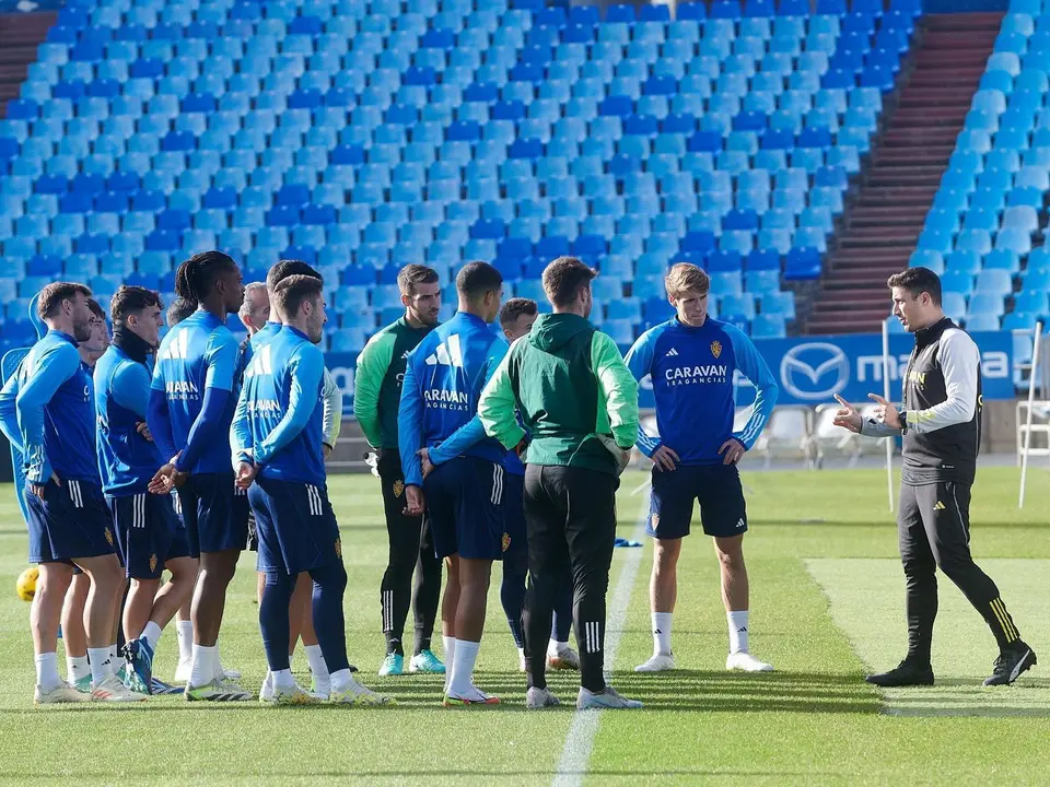 El Real Zaragoza se entrena en La Romareda | Foto: Tino Gil / RZ