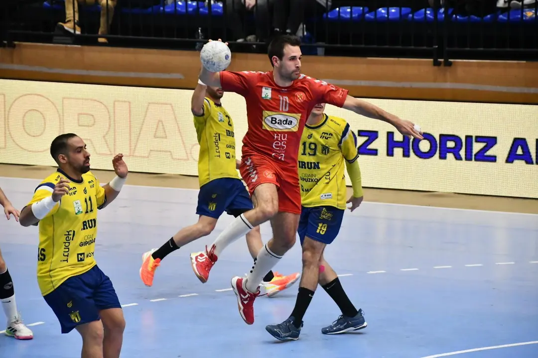 Adri&agrave; P&eacute;rez, en la imagen, busca la porter&iacute;a de Bidasoa, en un partido de la pasada temporada. Foto: Arrate Morales