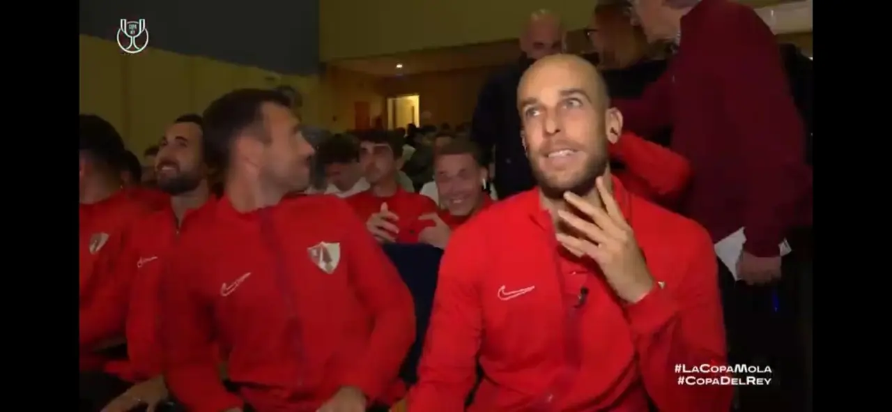 En primer plano, &Oacute;scar P&eacute;rez 'Perso', capit&aacute;n de la UD Barbastro en el sorteo que emparej&oacute; al equipo de la Ciudad del Vero contra el Bar&ccedil;a en Copa del Rey. 
