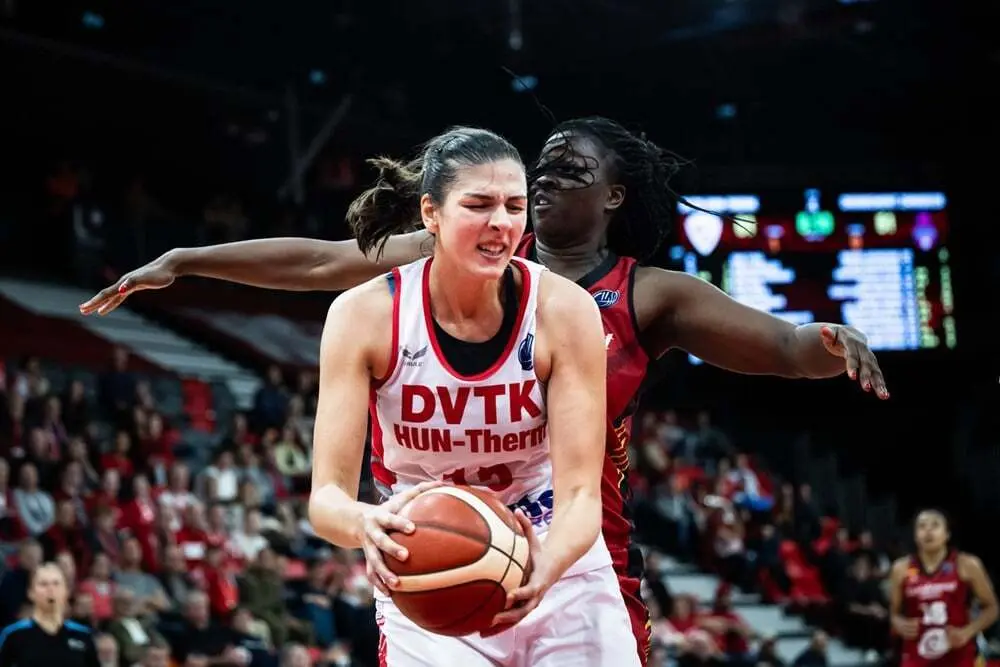 Diallo, en una acci&oacute;n defensiva ante Ana Tadic, en el partido de ida | Foto: FIBA