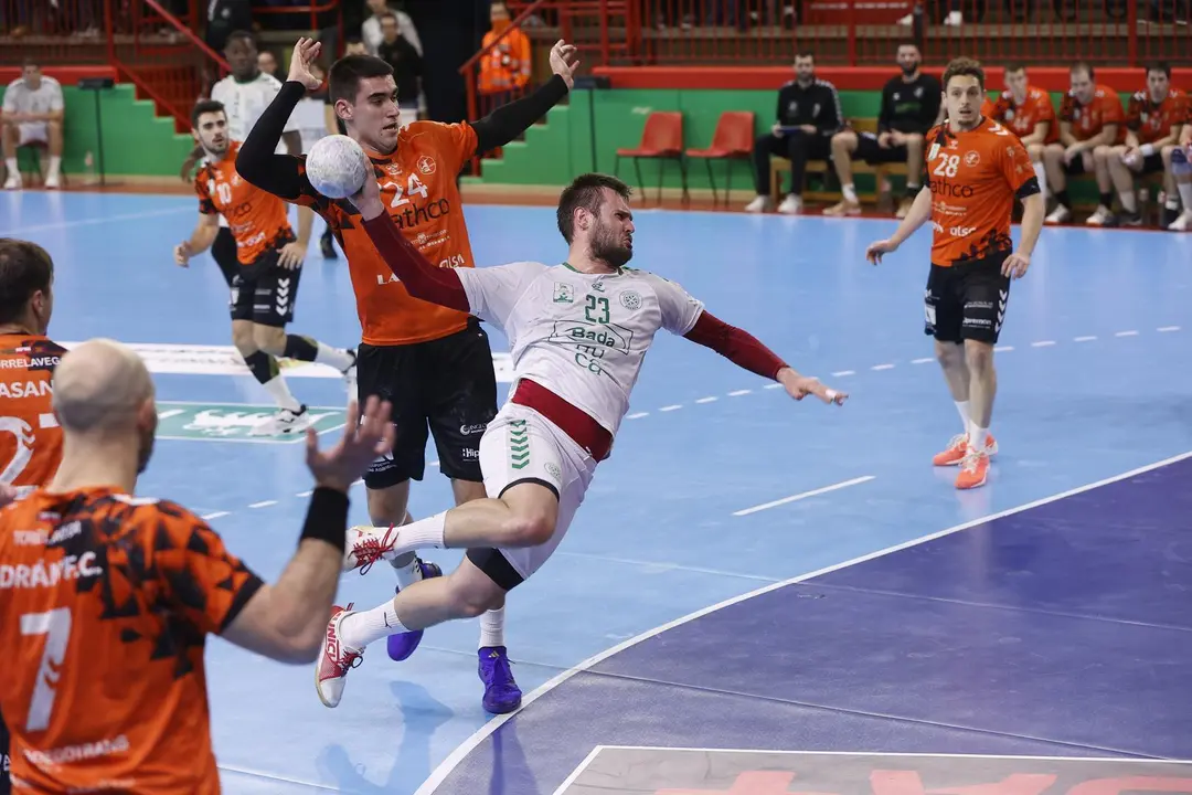 Rodrigo Benites, durante un partido contra Torrelavega. Foto: Luis Palomeque