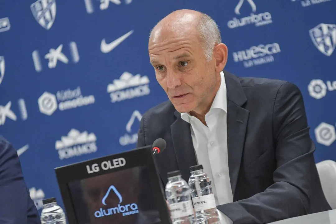El director deportivo del Huesca en una rueda de prensa