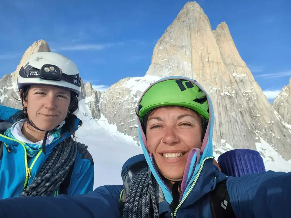 Luc&iacute;a Guichot (i) y Nieves Gil ya saben lo que es escalar la Supercanaleta al Fitz Roy. Foto: N. G.