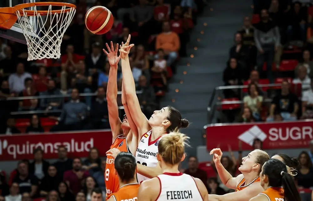 Serena Geldof pugna por un bal&oacute;n en el duelo de Euroliga ante Valencia | Foto: FIBA