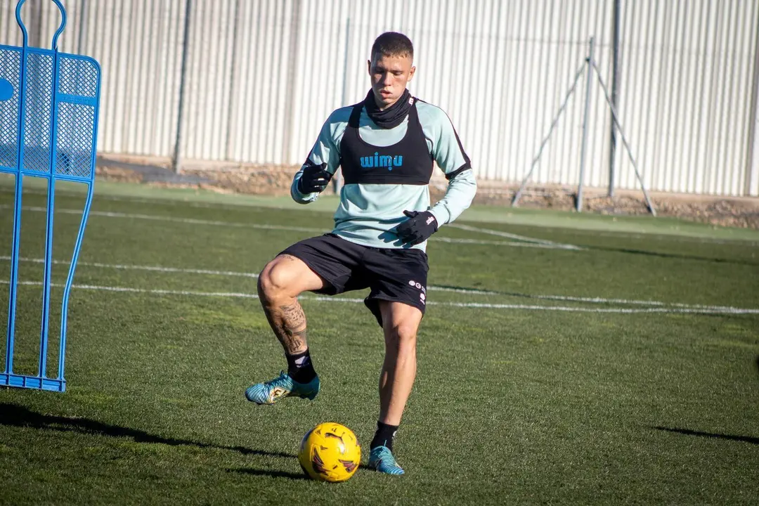 Diego Aznar en un entrenamiento con el Huesca, temporada 23/24