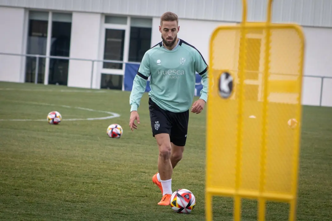 Pulido en un entrenamiento de la SD Huesca, temporada 23/24