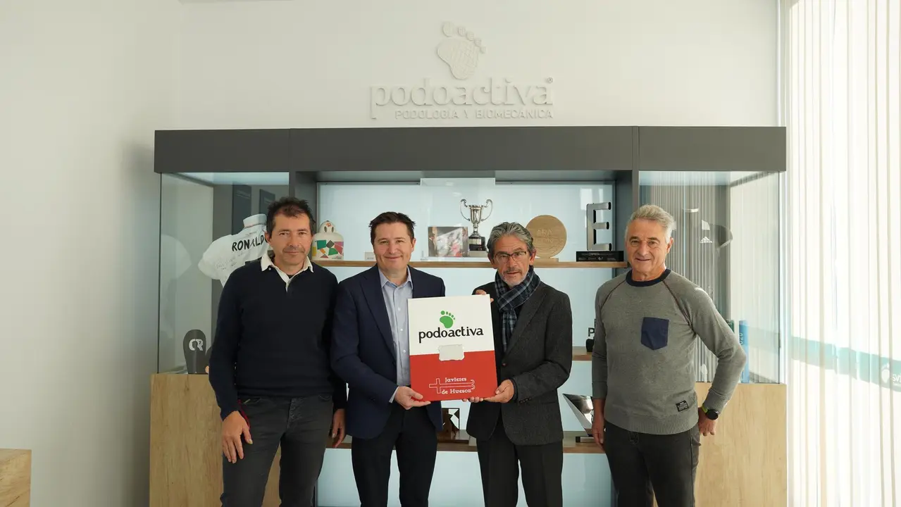 Jos&eacute; V&iacute;ctor Alfaro, segundo por la izquierda, recibi&oacute; el premio de manos de responsables del Club Monta&ntilde;a Javieres. Foto: Cedida