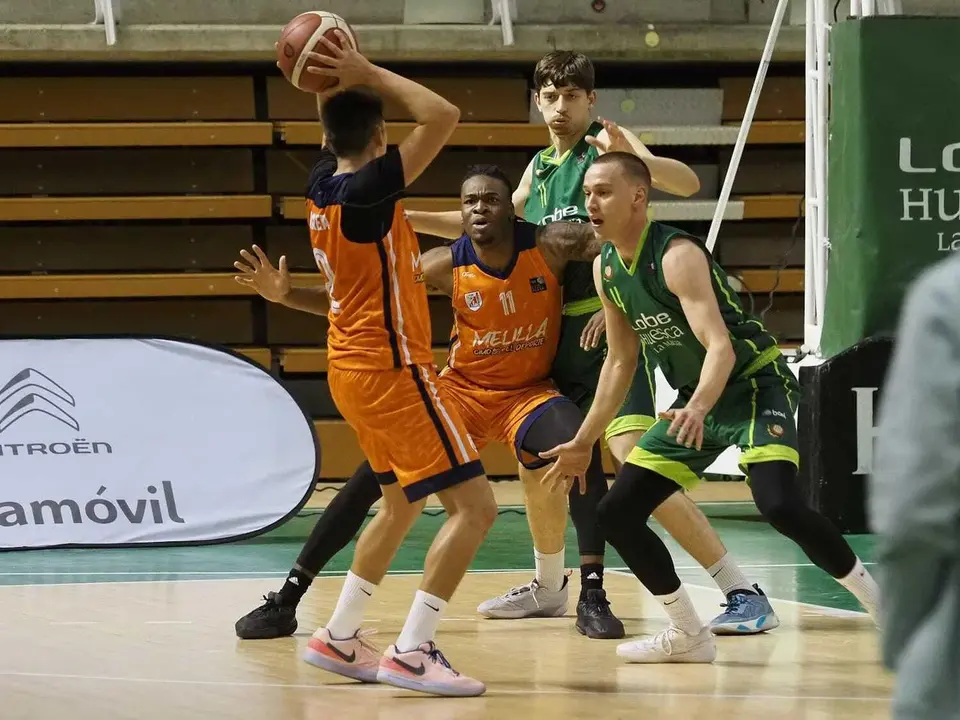 St&uuml;mer defiende a Herrera y Chapero a Okanu en el Pe&ntilde;as Melilla. Foto: C.Pascual