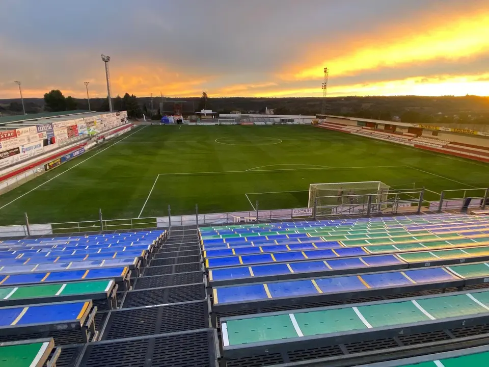 El Municipal se prepara para recibir la cita hist&oacute;rica del Barbastro ante el Barcelona en Copa del Rey. Foto: UD Barbastro
