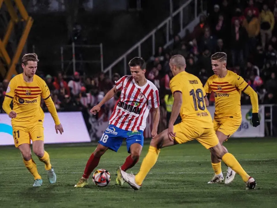Jugadores del Bar&ccedil;a rodean a Javito en el Barbastro - FC Barcelona de Copa del Rey. Foto: C.Pascual