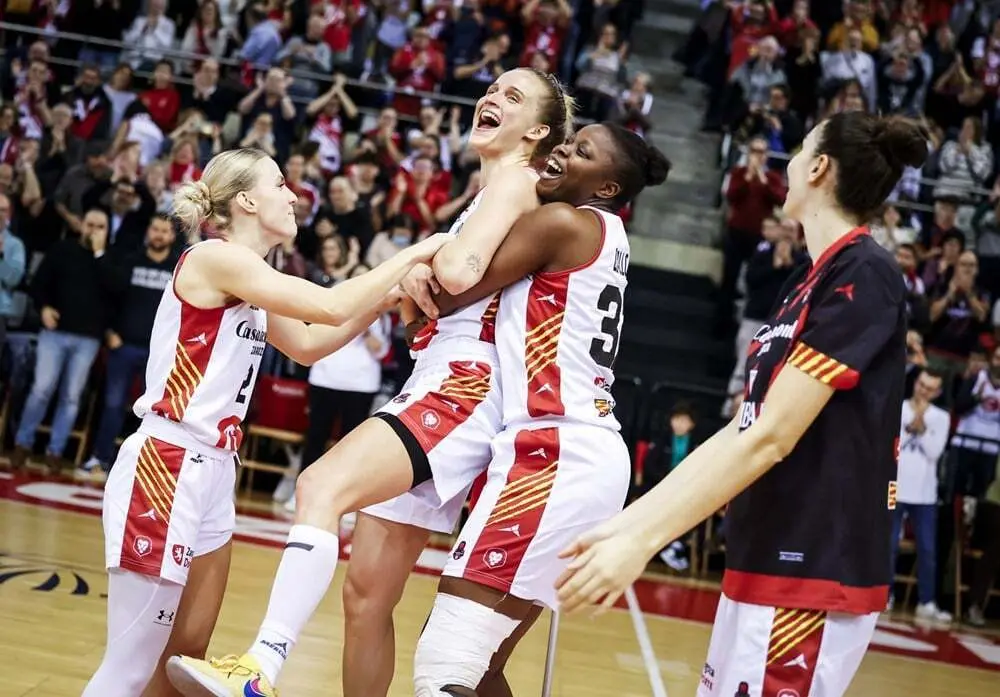 Diallo, Fiebich y Holesinska, llenas de euforia | Foto: FIBA