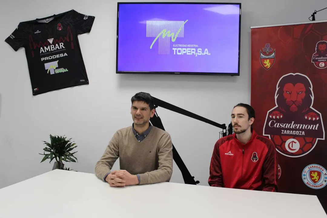 Bolea hijo, junto con Pablo Hern&aacute;ndez, en su presentaci&oacute;n como jugador del equipo zaragozano. Foto: Cedida