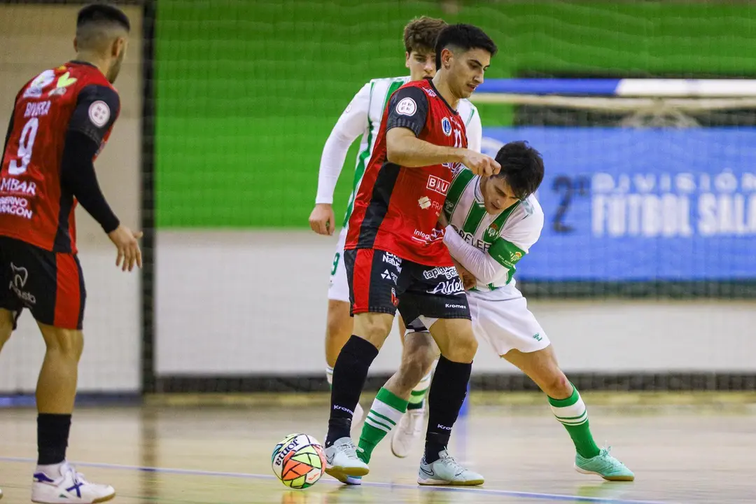 Tomi Pescio controla el bal&oacute;n 
