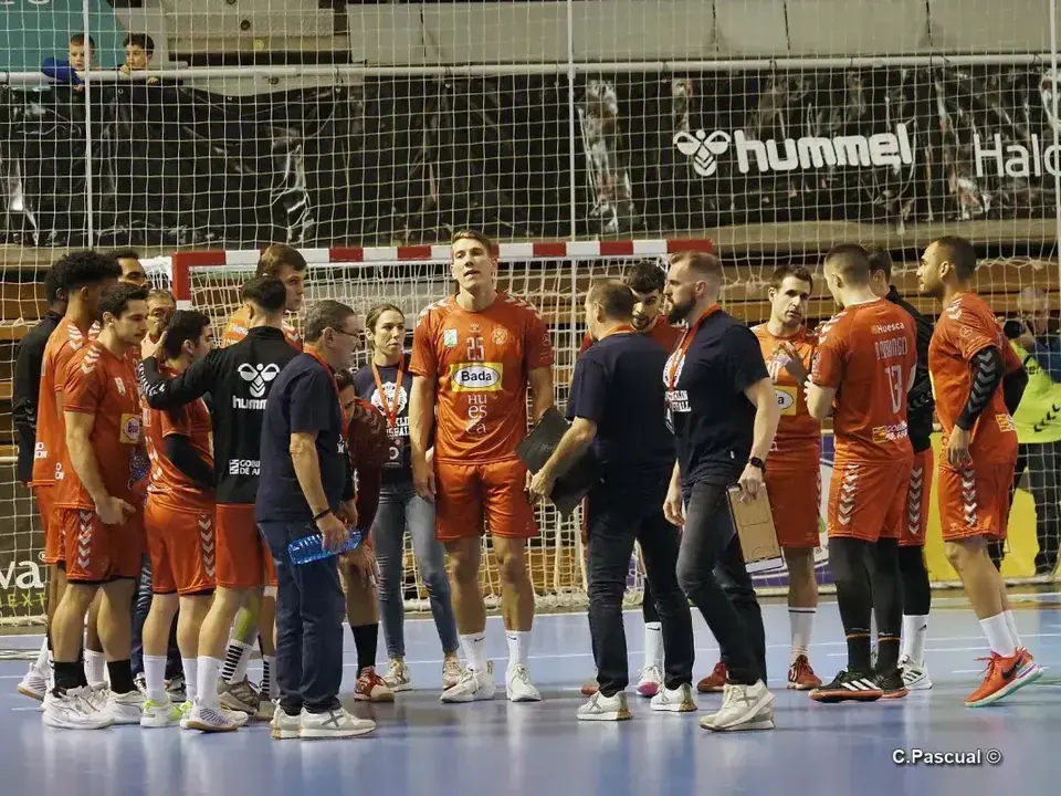 Gucek, en el centro de la imagen, en el Bada Huesca Puerto Sagunto de Asobal disputado esta temporada en el Palacio. Foto: C.Pascual