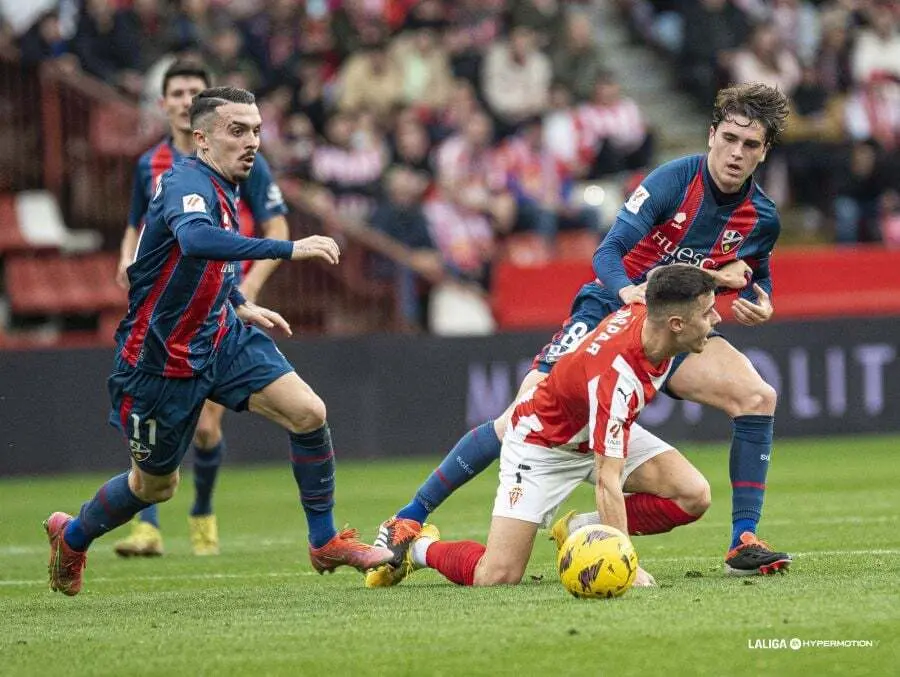 Joaqu&iacute;n y Jav&iacute; Mart&iacute;nez presionan a un jugador del Sporting. Foto: LaLiga
