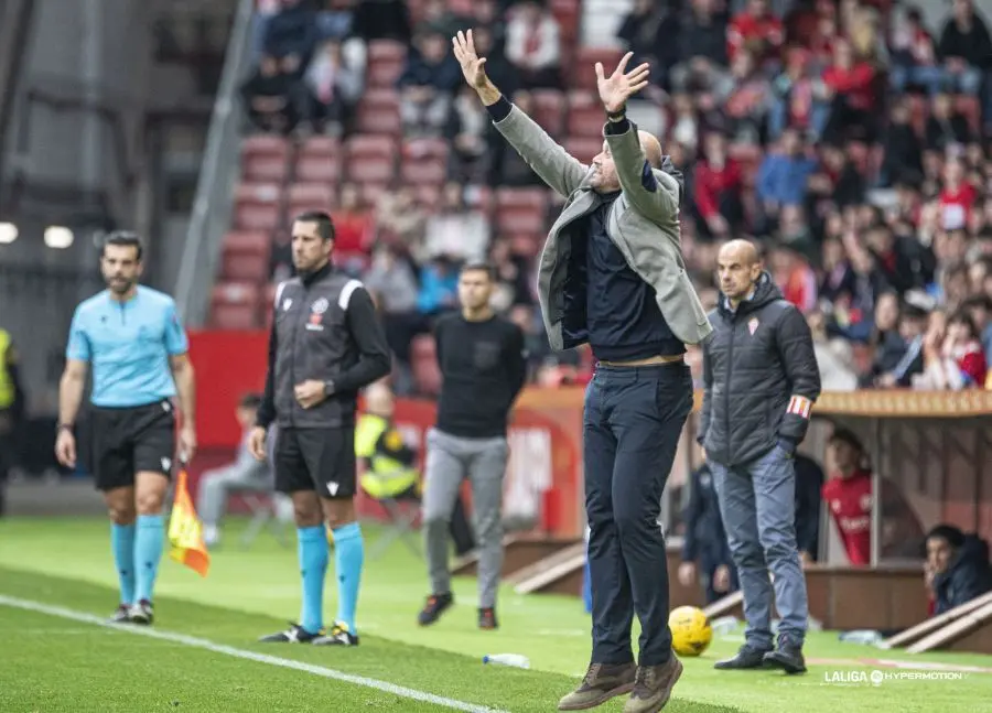 Hidalgo, al fondo de la imagen, sereno con el t&eacute;cnico del Sporting, en primer plano dando &oacute;rdenes. Foto: LaLiga
