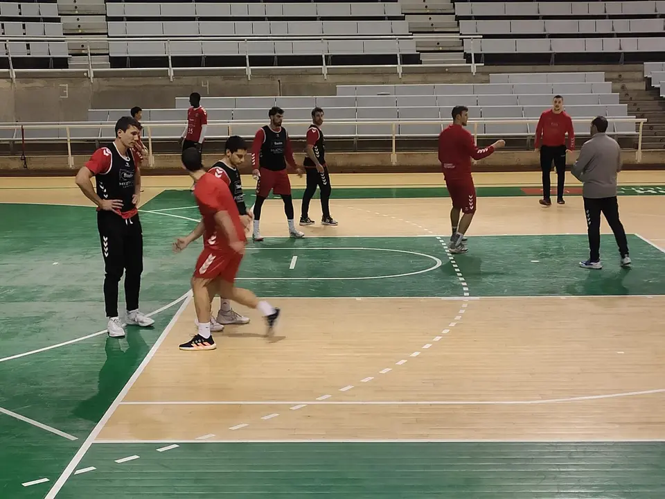 Mosquera y Foris entrenaron esta tarde con el Bada Huesca que sigue pendiente de la evoluci&oacute;n de las lesiones de 'Charly' y Pablo. Foto: Sportaragon