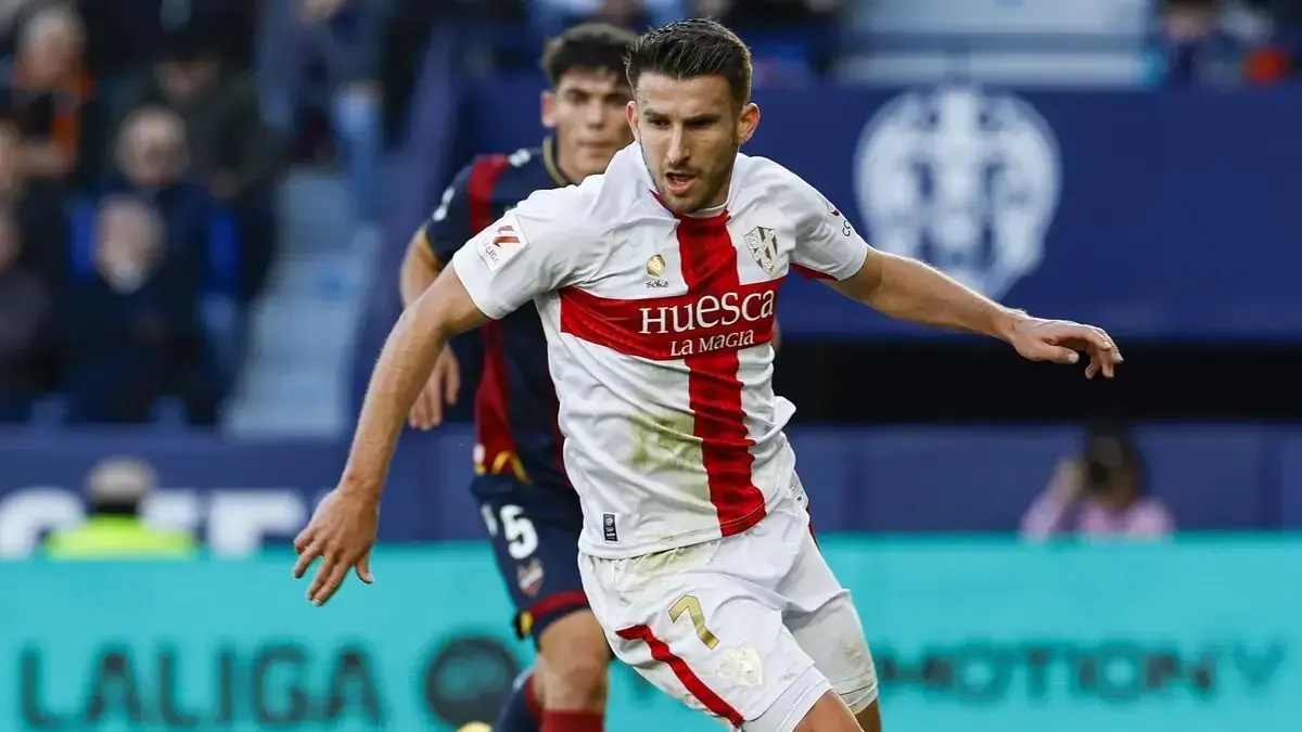 Gerard Valent&iacute;n con el Huesca ante el Levante antes de lesionarse