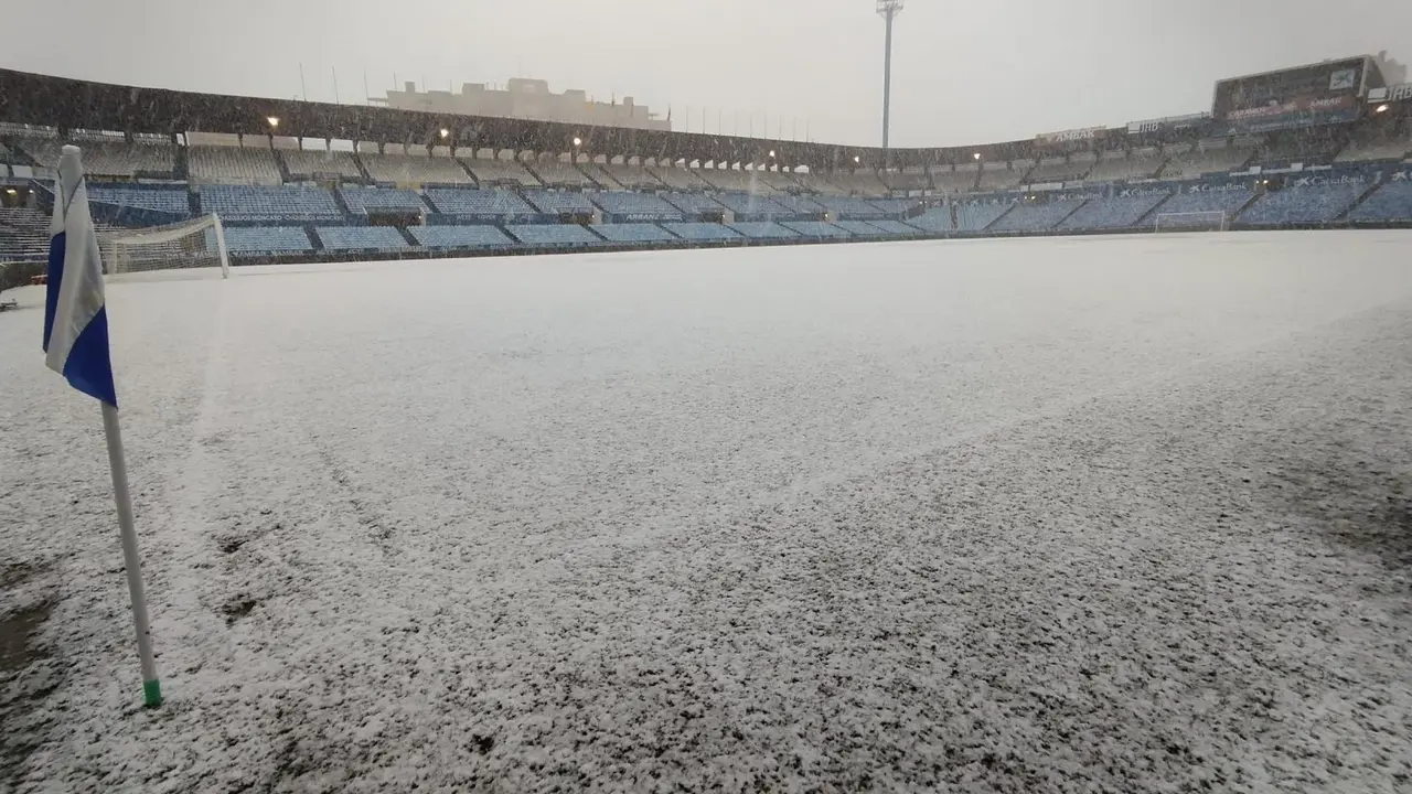 El c&eacute;sped de La Romareda cubierto de nieve.
