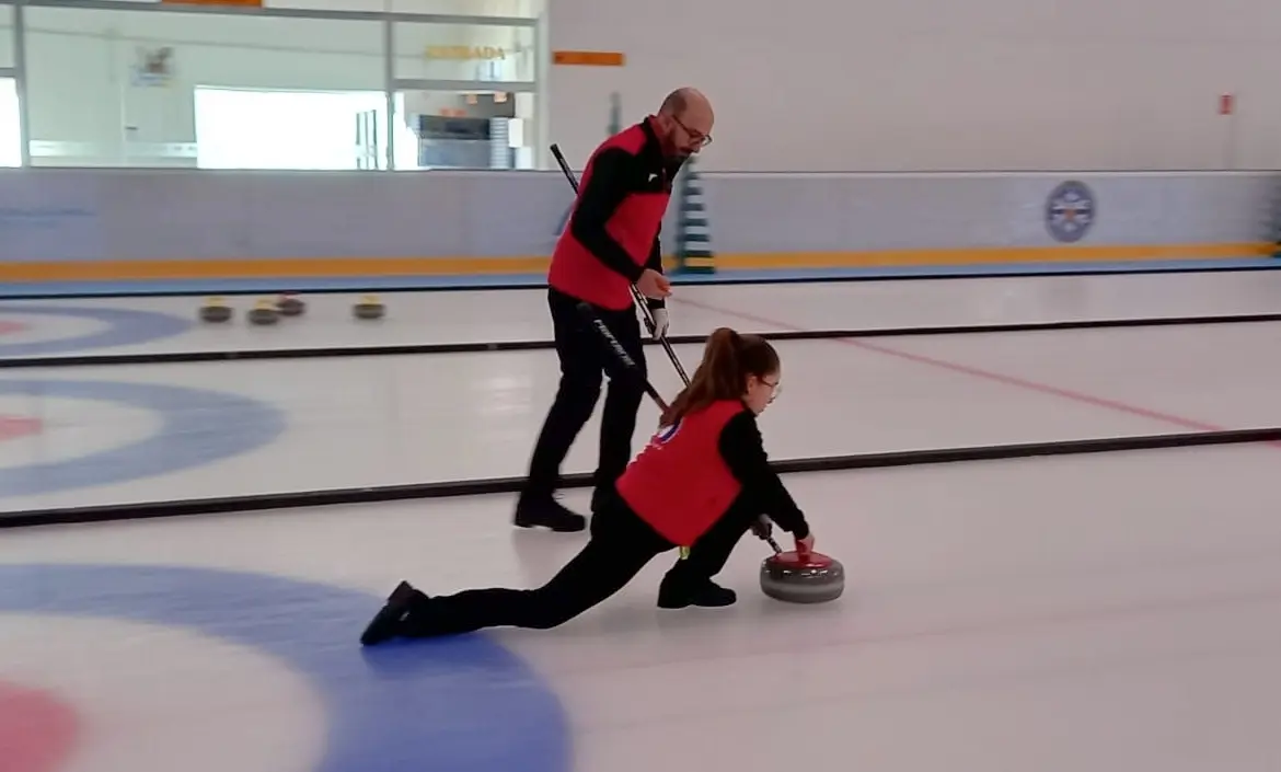 Aurora y Lucas durante un partido de curling tienen billete para el 'play-off' por el Campeonato de Espa&ntilde;a. Foto: Cedida